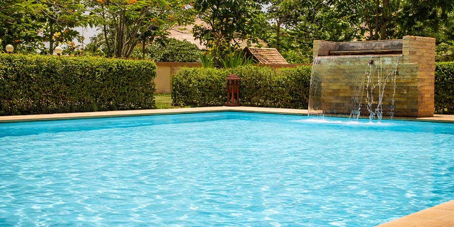 Traitement des fissures de piscine : quelles solutions efficaces contre les pertes d’eau ?