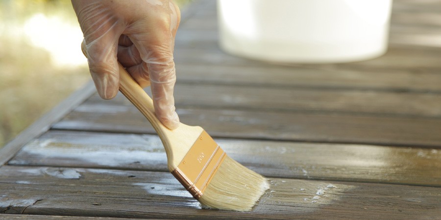 Come sbiancare una terrazza in legno senza carteggiare?