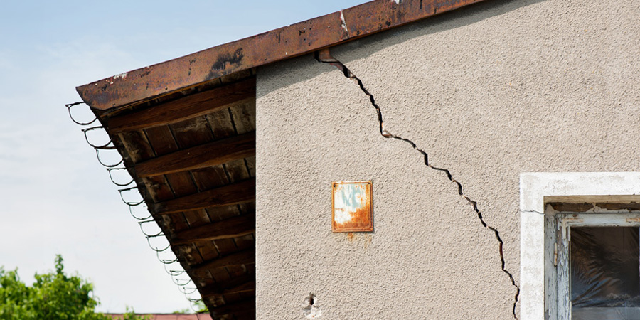 Comment identifier et réparer une fissure en façade ? 