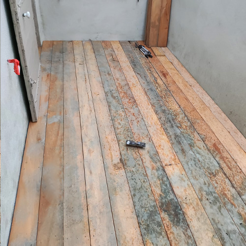 Terrasse en bois teck non dégrisée