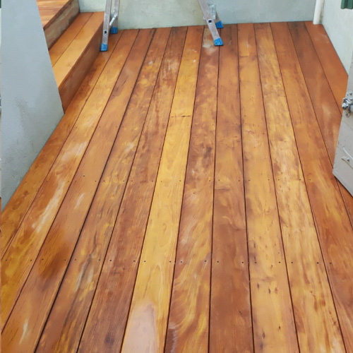 Terrasse en bois après application d'un dégriseur