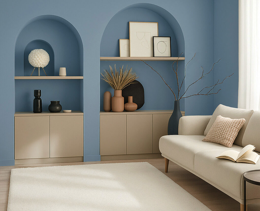 Salon contemporain avec niches arrondies peintes en bleu pastel RAL 5024, mobilier beige clair et objets déco graphiques