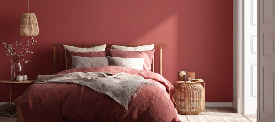 Chambre avec mur peint en paprika rouge à la chaux, déco en matières naturelles