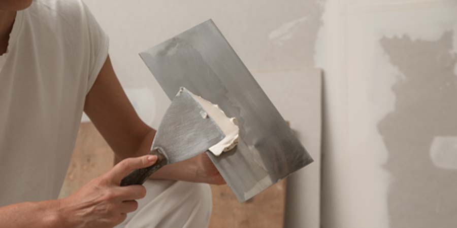 Enduit facile : comment rénover vos murs sans expérience ?