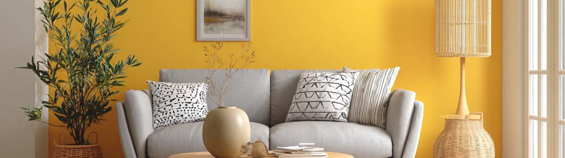 Salon contemporain avec mur jaune vif, canapé gris clair et décoration naturelle en bois