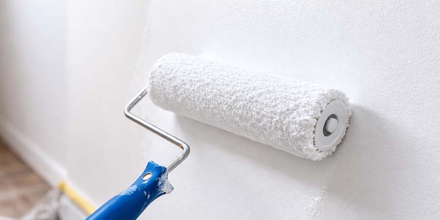 Comment peindre un mur sans trace : méthode complète pour un résultat parfait