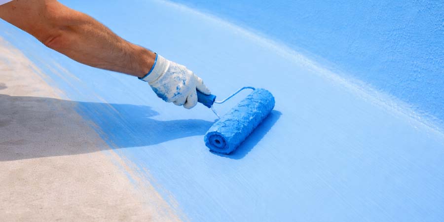 Pourquoi éviter la peinture époxy pour piscine ? Quelles alternatives choisir ?